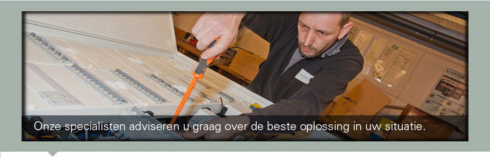 Installateur van Reichle en de Massari bekabeling.